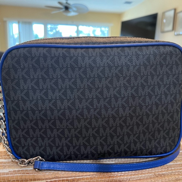 NWOT Michael Kors, Black Logo, Jet Set Camera Shoulder Bag - Picture 5 of 16